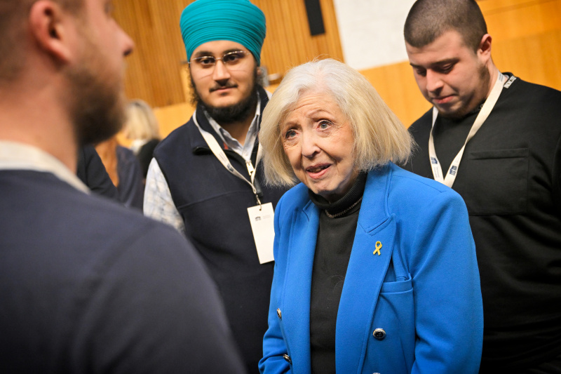 Zeitzeugin Erika Freeman mit Veranstaltungsteilnehmer:innen