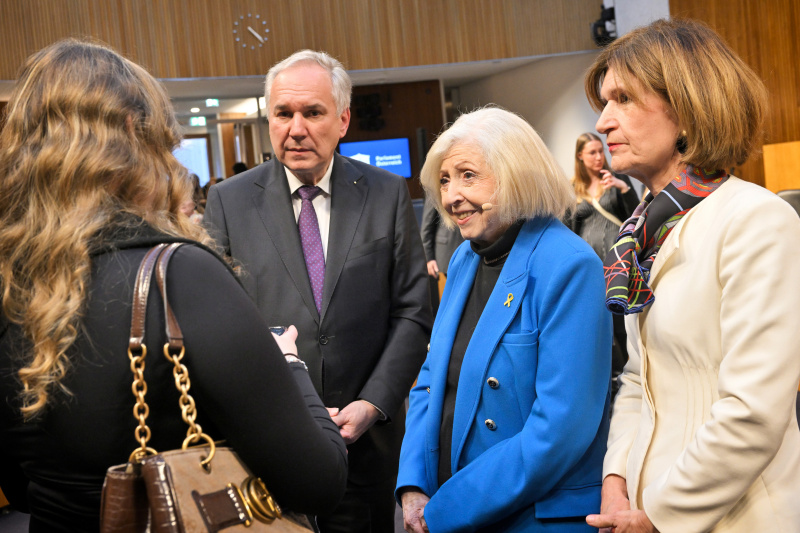 Von links: Nationalratspräsident Walter Rosenkranz (FPÖ), Zeitzeugin Erika Freeman, Bundesratspräsidentin Andrea Eder-Gitschthaler (ÖVP)