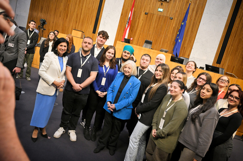 Zeitzeugin Erika Freeman mit Veranstaltungsteilnehmer:innen