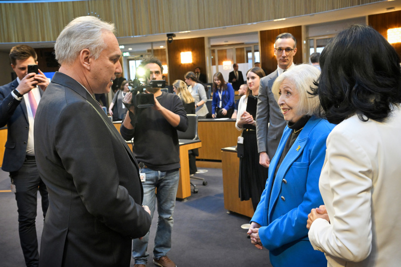 Von links: Nationalratspräsident Walter Rosenkranz (FPÖ), Zeitzeugin Erika Freeman, Executive Director Kultur.Medien.Judentum Danielle Spera