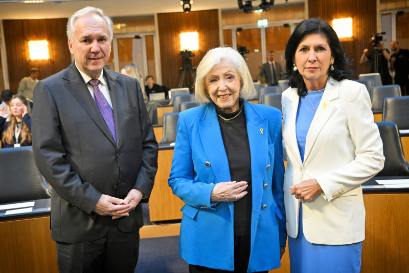 Von links: Nationalratspräsident Walter Rosenkranz (FPÖ), Zeitzeugin Erika Freeman, Executive Director Kultur.Medien.Judentum Danielle Spera