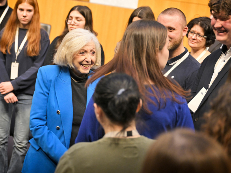 Zeitzeugin Erika Freeman mit Veranstaltungsteilnehmer:innen