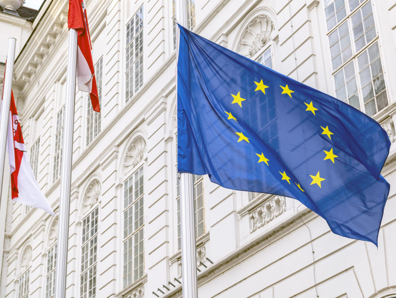 EU-Fahne auf Halbmast am Josefsplatz.