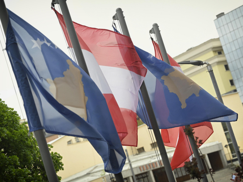 Flaggen vor dem Regierungssitz