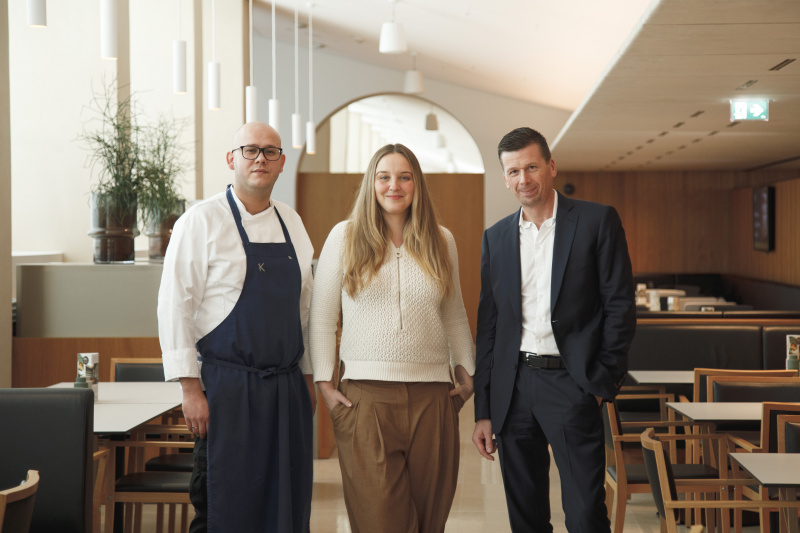 Von links: Küchenchef Denis Vasiljkic, Podcast Host Tatjana Lukáš, Betriebsleiter des Restaurants Thomas Litschauer