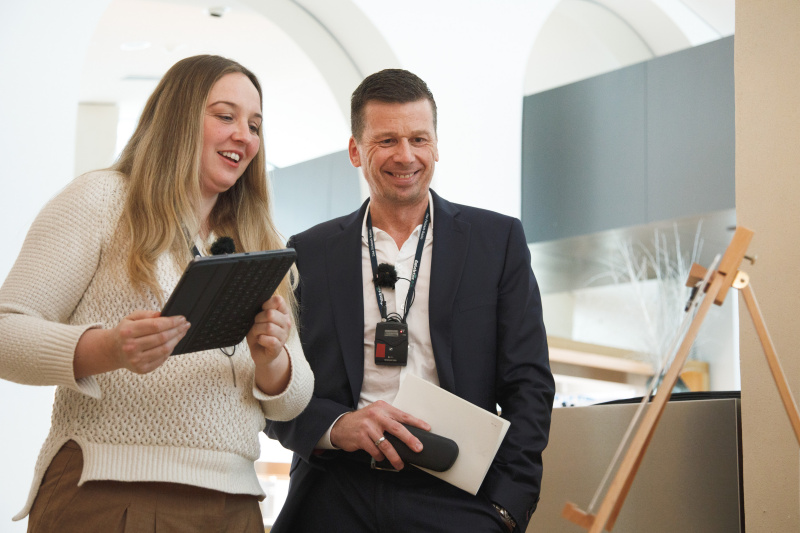 Podcast Host Tatjana Lukáš im Gespräch mit dem Betriebsleiter des Restaurants Thomas Litschauer