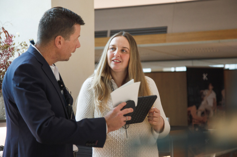 Podcast Host Tatjana Lukáš im Gespräch mit dem Betriebsleiter des Restaurants Thomas Litschauer