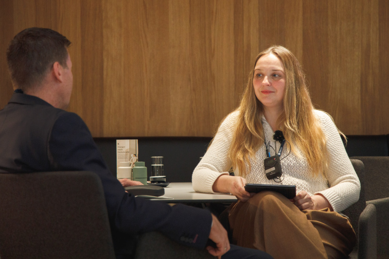 Podcast Host Tatjana Lukáš im Gespräch mit dem Betriebsleiter des Restaurants Thomas Litschauer