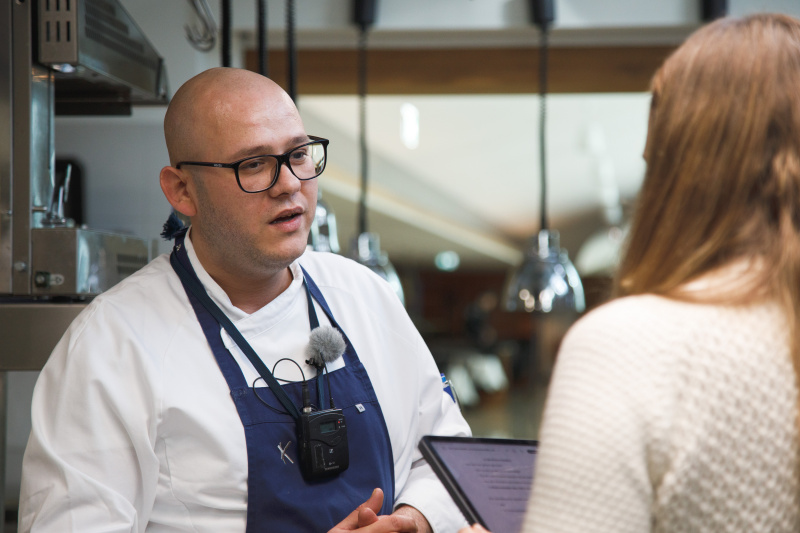 Küchenchef Denis Vasiljkic im Gespräch