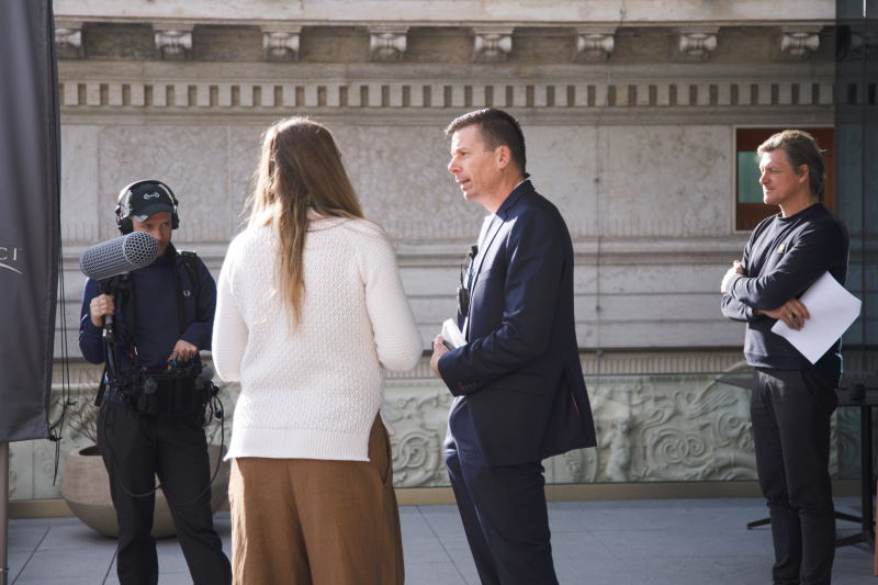 Von links: Tonmeister, Podcast Host Tatjana Lukáš, Betriebsleiter der Restaurants Thomas Litschauer