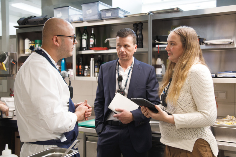 Von links: Küchenchef Denis Vasiljkic, Betriebsleiter des Restaurants Thomas Litschauer, Podcast Host Tatjana Lukáš