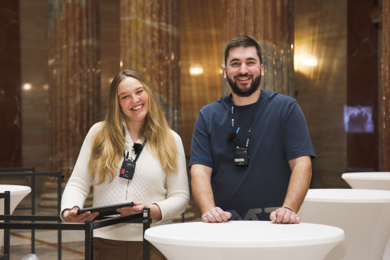 Podcast Host Tatjana Lukáš und Aleksa Kojcinovic, Veranstaltungsbetreuung (rechts)