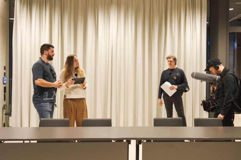 Von links: Aleksa Kojcinovic, Veranstaltungsbetreuung, Podcast Host Tatjana Lukáš, Podcast-Team