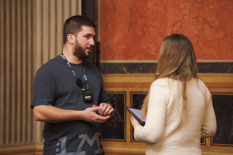 Podcast Host Tatjana Lukáš und Aleksa Kojcinovic, Veranstaltungsbetreuung, (links) im Gespräch