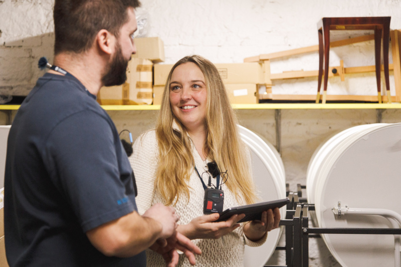 Podcast Host Tatjana Lukáš und Aleksa Kojcinovic, Veranstaltungsbetreuung, (links) im Gespräch