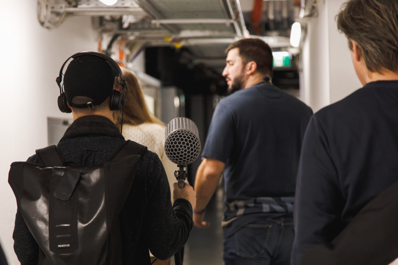 Podcast-Team und Aleksa Kojcinovic, Veranstaltunsbetreuung am Weg duch den Gang