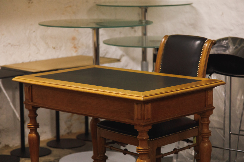 Möbellager. Tisch und Stuhl von Theophil Hansen