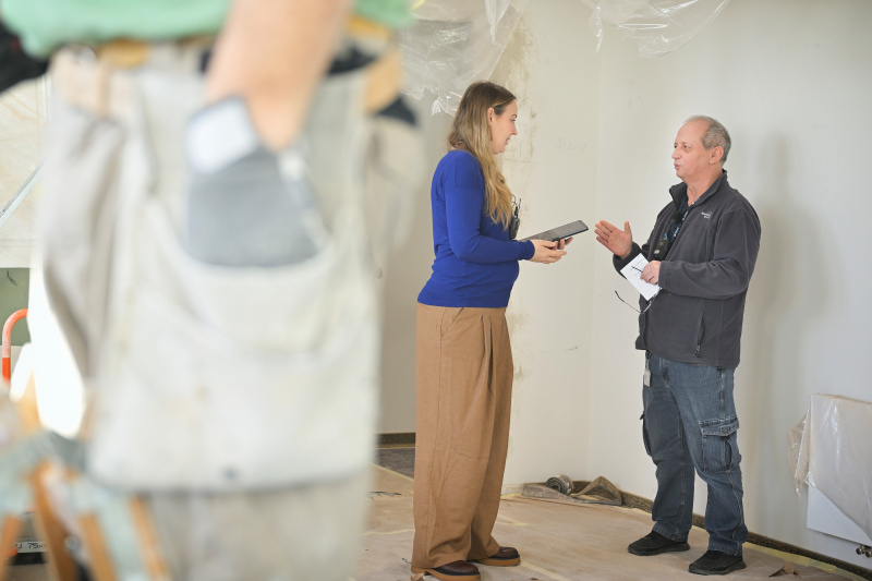 Von links: Podcast Host Tatjana Lukáš und Josef Bierbaumer im Gespräch