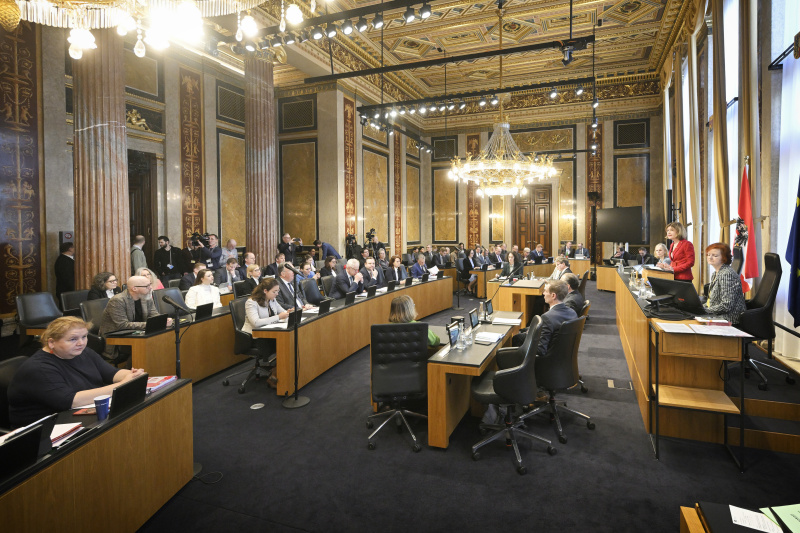 Antrittsrede Bundesratspräsidentin Andrea Eder-Gitschthaler (ÖVP). Blick Richtung Sitzungsteilnehmer:innen