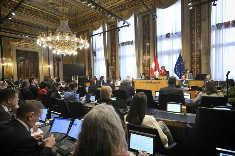 Antrittsrede Bundesratspräsidentin Andrea Eder-Gitschthaler (ÖVP). Blick Richtung Sitzungsteilnehmer:innen