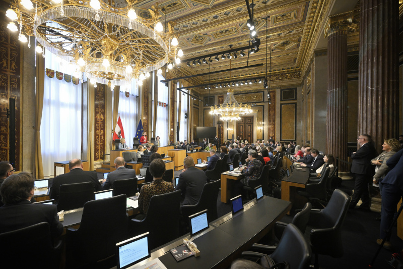 Antrittsrede Bundesratspräsidentin Andrea Eder-Gitschthaler (ÖVP). Blick Richtung Sitzungsteilnehmer:innen