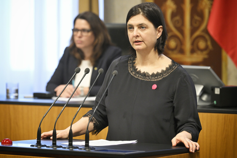 Am Redner:innenpult: Bundesrätin Manuela-Anna Sumah-Vospernik (NEOS)