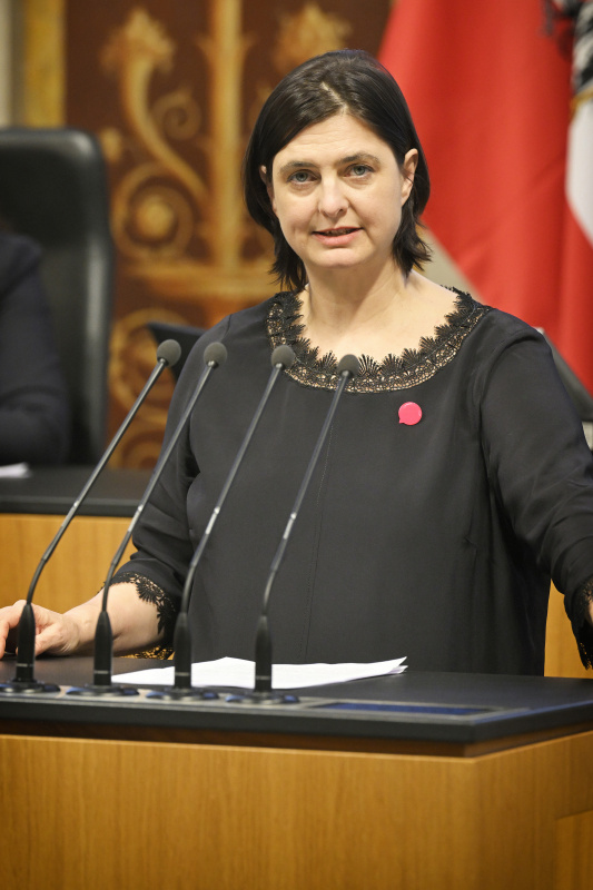 Am Redner:innenpult: Bundesrätin Manuela-Anna Sumah-Vospernik (NEOS)