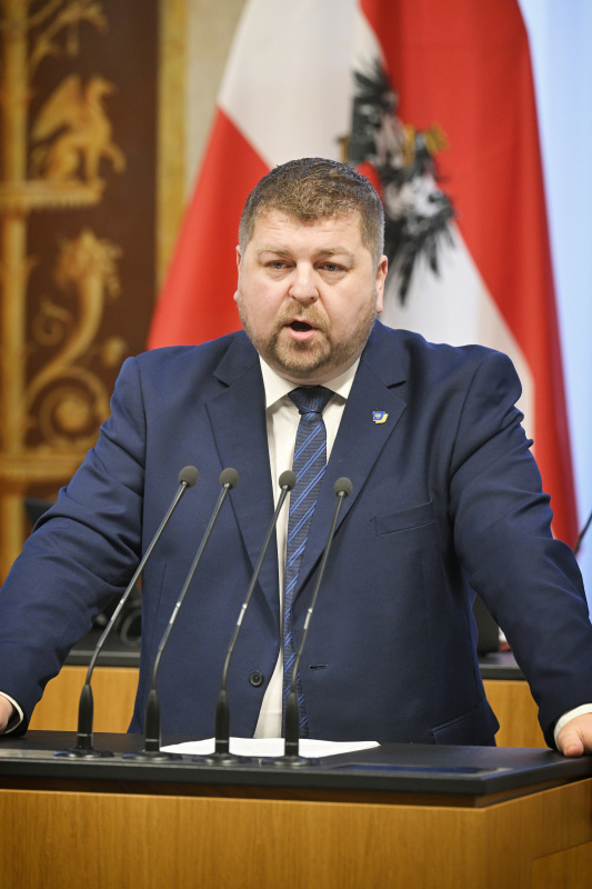 Am Redner:innenpult: Vorsitzender der Bundesratsfraktion Andreas Spanring (FPÖ)