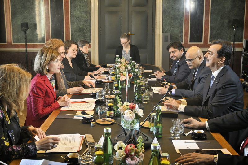 Aussprache. Linke Tischhälfte: Österreichische Delegation mit Bundesratspräsidentin Andrea Eder-Gitschthaler (ÖVP) (2. von links). Rechte Tischhälfte: Pakistanische Delegation mit dem Vorsitzenden des pakistanischen Senats Yousaf Raza Gilani (rechts)