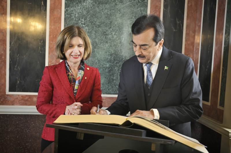 Gästebucheintrag. Von links: Bundesratspräsidentin Andrea Eder-Gitschthaler (ÖVP), Vorsitzender des pakistanischen Senats Yousaf Raza Gilani