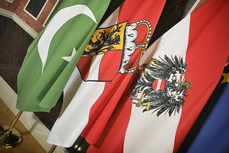 Fahnen. Von links: Pakistan, Salzburg, Österreich