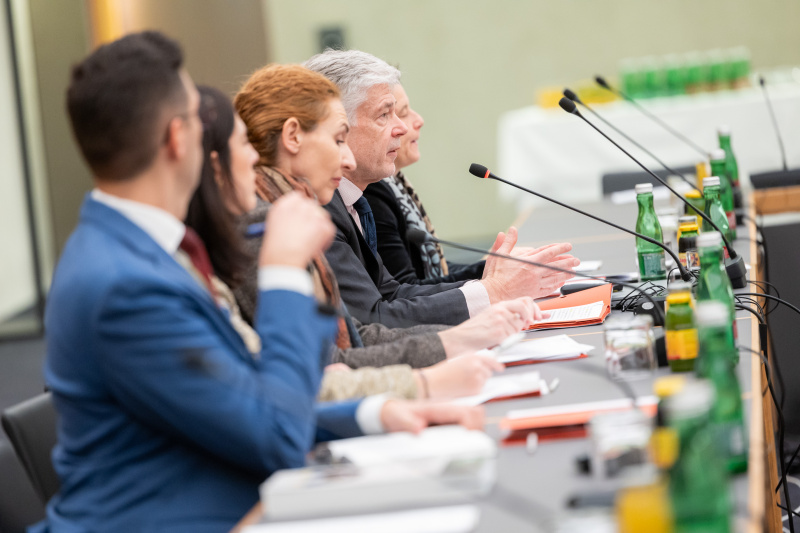 Österreichische Delegation unter der Leitung von Parlamentsdirektor Harald Dossi (4. von links)