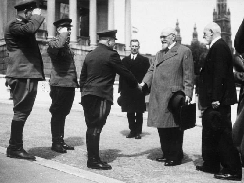 Generalleutnant und Stadtkommandant für Wien, Alexej Blagodatow, schüttelt Staatskanzler Karl Renner die Hand; rechts der Wiener Bürgermeister Theodor Körner.