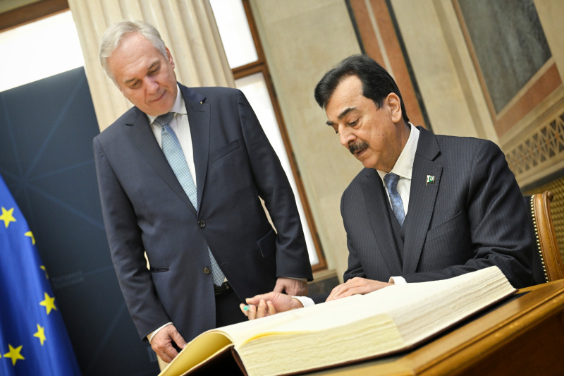 Gästebucheintrag. Von links: Nationalratspräsident Walter Rosenkranz (FPÖ), Vorsitzender des pakistanischen Senats Yousaf Raza Gilani