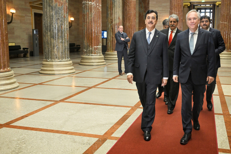Einholung. Von rechts: Nationalratspräsident Walter Rosenkranz (FPÖ), Vorsitzender des pakistanischen Senats Yousaf Raza Gilani