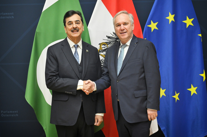 Fahnenfoto. Von rechts: Nationalratspräsident Walter Rosenkranz (FPÖ), Vorsitzender des pakistanischen Senats Yousaf Raza Gilani