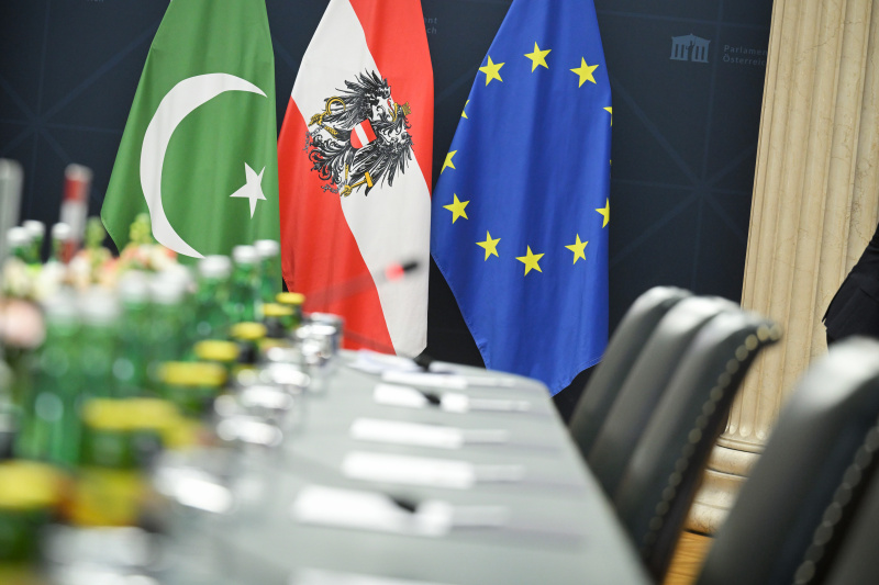 Fahnenfoto. Von links: Pakistan, Österreich, Europäische Union