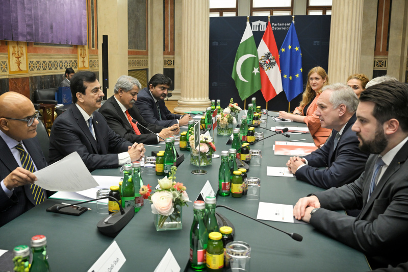 Aussprache. Rechte Tischhälfte: Österreichische Delegation mit Nationalratspräsident Walter Rosenkranz (FPÖ) (2. von rechts). Linke Tischhälfte: Pakistanische Delegation mit dem Vorsitzenden des pakistanischen Senats Yousaf Raza Gilani (2. von links)