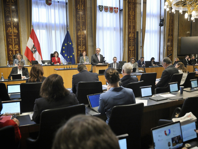 Erklärung des Bundeskanzlers. Bundeskanzler Alexander Schallenberg (ÖVP). Blick Richtung Sitzungsteilnehmer:innen
