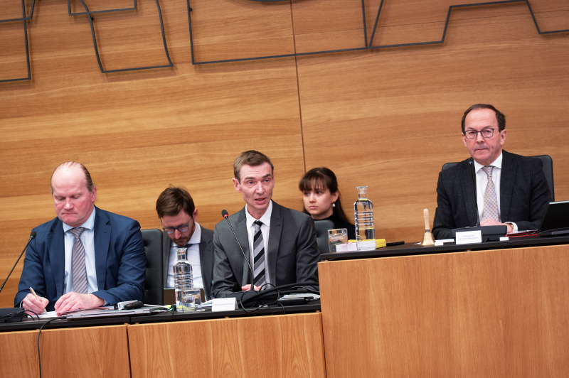 Stellungnahme von Finanzminister Gunter Mayr (Mitte)