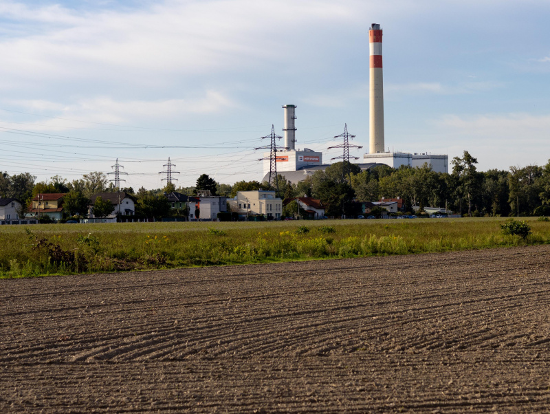 Hochspannungsleitung vor Wien Energie Kraftwerk Donaustadt 