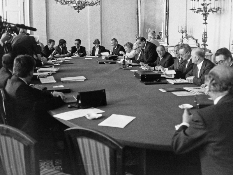 TeilnehmerInnen der Ministerratssitzung am Verhandlungstisch