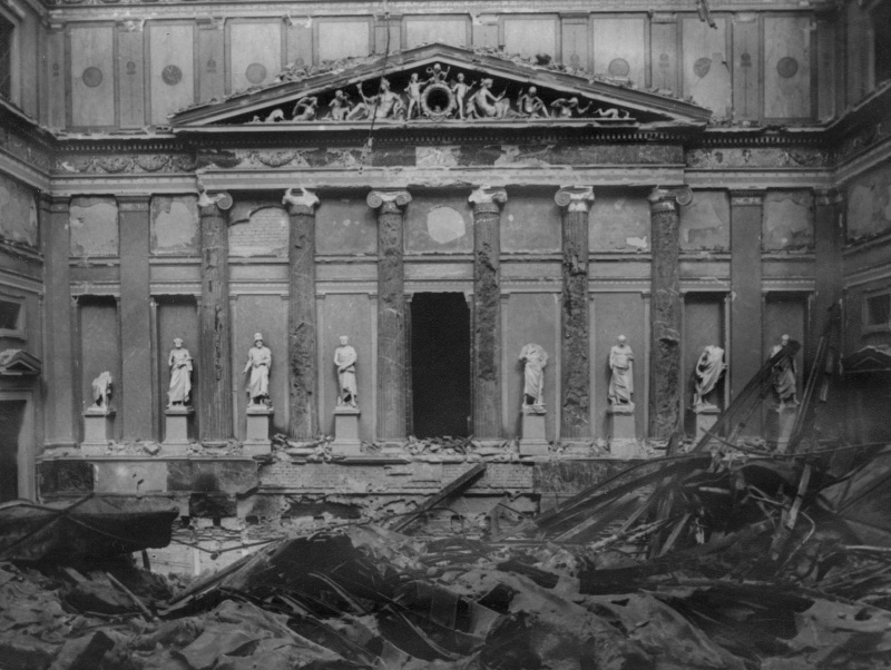 Blick in den zerstörten Herrenhaussitzungssaal. Die schwersten Gebäudeschäden erfolgten durch Bombentreffer am 7. und 21. Februar 1945 sowie durch Kampfhandlungen bei der Befreiung Wiens durch die Rote Armee. Gelegte Brände durch abziehende NSDAP-Bedienstete (Verbrennung von Akten).  Der Herrenhaus-Saalbau brannte komplett aus.