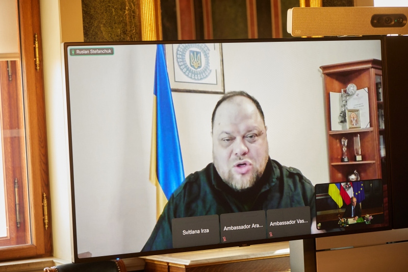 Aussprache. Auf dem Monitor: Präsident der Werchowna Rada Ruslan Stefanchuk