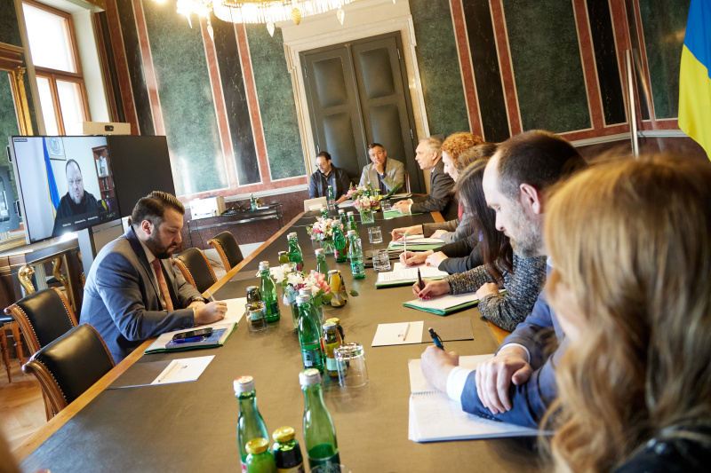 Aussprache. Nationalratspräsident Walter Rosenkranz (FPÖ) (3. von links) im Videogespräch mit dem Präsidenten der Werchowna Rada Ruslan Stefanchuk (Monitor)