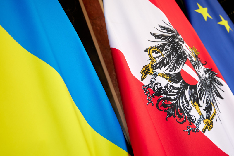 Fahnen von links: Ukraine, Österreich, EU-Fahne
