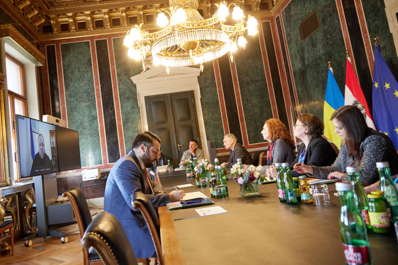 Aussprache. Nationalratspräsident Walter Rosenkranz (FPÖ) (4. von rechts) im Videogespräch mit dem Präsidenten der Werchowna Rada Ruslan Stefanchuk (Monitor)