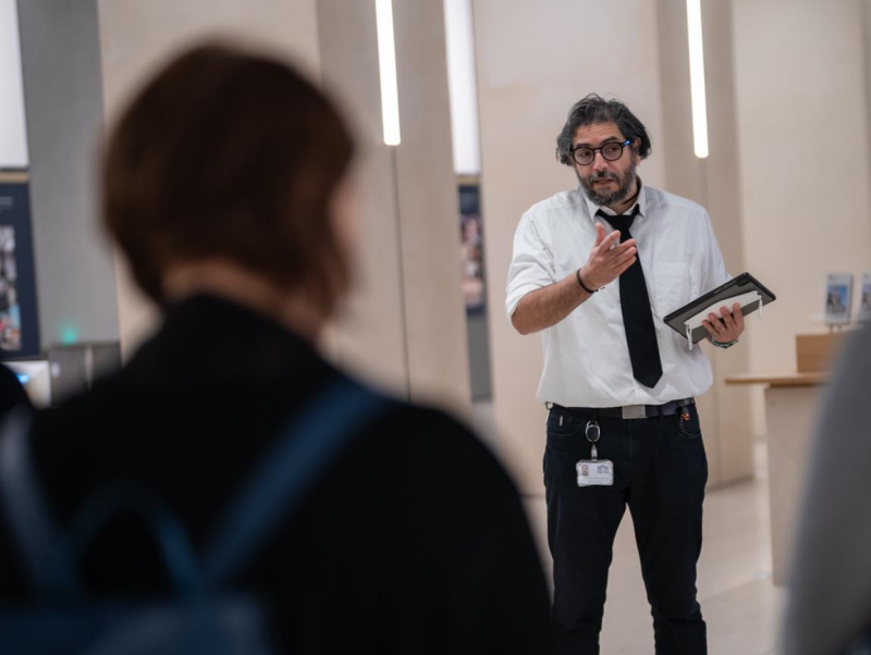 Rollstuhlfahrer:innen und Behindertenvertreter:innen bei der Führung