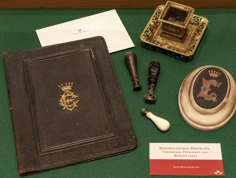 Breifbeschwerer, Briefmappe, Tintenfass, Petschaft und Brievkuverts von Gustav Ritter von Epstein