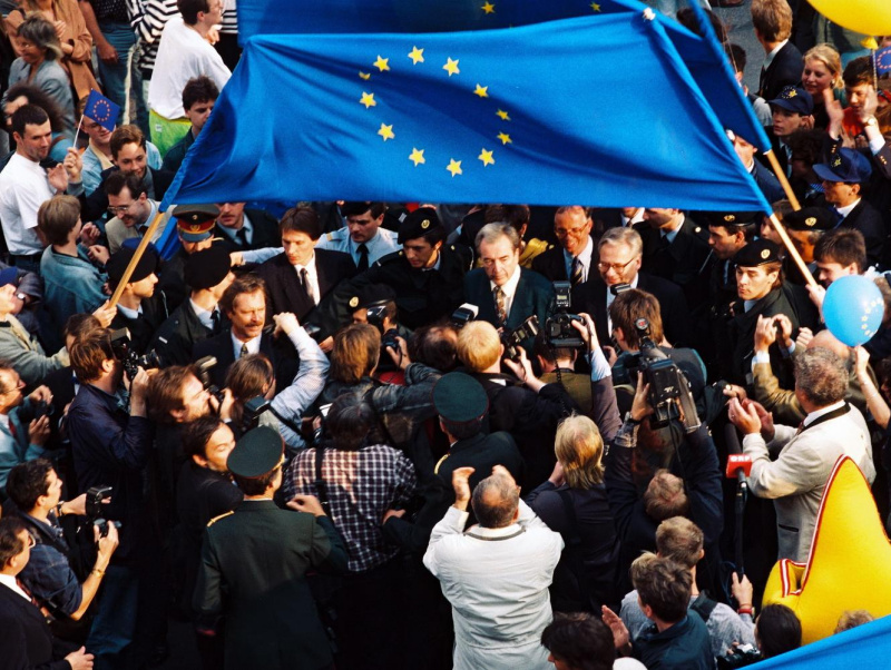 Menschen mit EU-Flagge